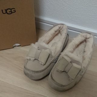 アグ(UGG)のアグ ベージュ リボン モカシン(スリッポン/モカシン)