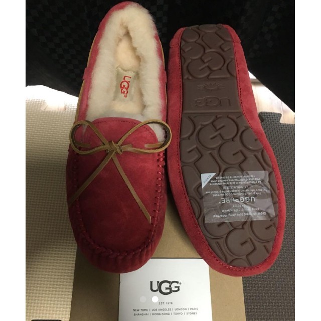 UGG(アグ)のsally様【新品】UGGダコタモカシン（ジェスターレッド約24.5〜25cm） レディースの靴/シューズ(スリッポン/モカシン)の商品写真