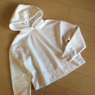 ザラ(ZARA)のZARA ショート丈パーカー ホワイト(パーカー)