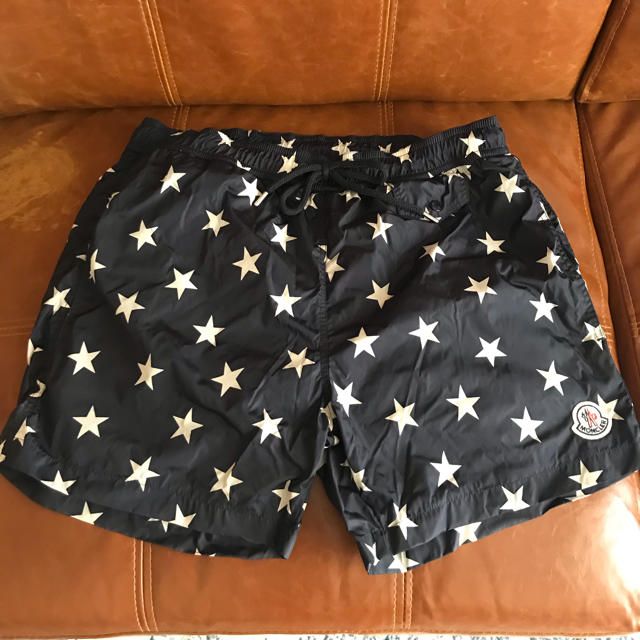 MONCLER(モンクレール)のMONCLER 星柄ナイロンショーツ 国内正規品 モンクレール  メンズのパンツ(その他)の商品写真