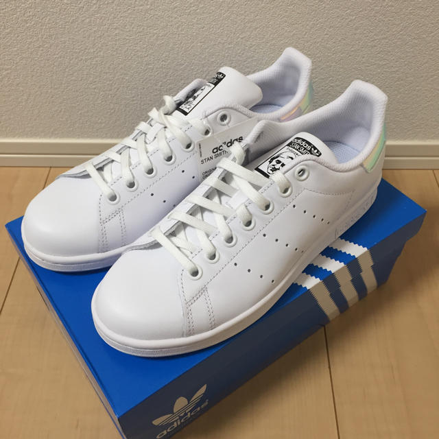 adidas(アディダス)のadidas スタンスミス オーロラ ホログラム 新品 24cm レディースの靴/シューズ(スニーカー)の商品写真