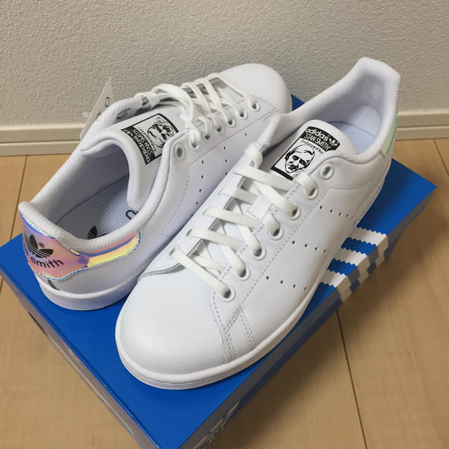 adidas(アディダス)のadidas スタンスミス オーロラ ホログラム 新品 24cm レディースの靴/シューズ(スニーカー)の商品写真