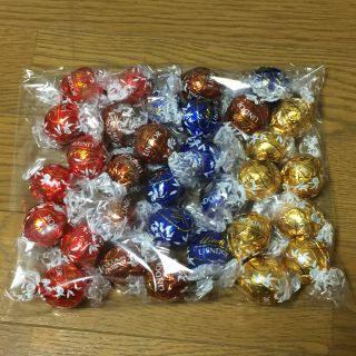 リンツ(Lindt)のAYAKAさま専用LINDT LINDOR リンツ リンドール アソート64個(菓子/デザート)