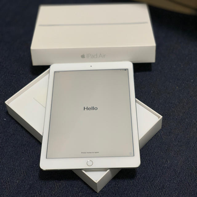 iPad(アイパッド)のiPad air2 64GB シルバー cellular セルラー キーボード スマホ/家電/カメラのスマートフォン/携帯電話(スマートフォン本体)の商品写真