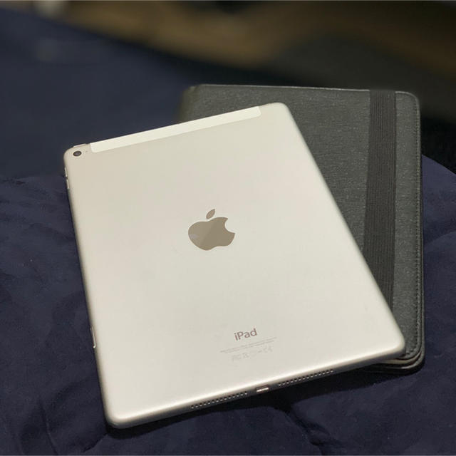 iPad(アイパッド)のiPad air2 64GB シルバー cellular セルラー キーボード スマホ/家電/カメラのスマートフォン/携帯電話(スマートフォン本体)の商品写真