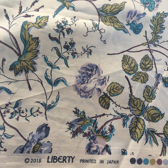 LIBERTY 2016リバティタナローン生地水彩花柄85cmはぎれ ハンドメイドの素材/材料(生地/糸)の商品写真