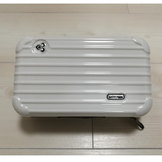 RIMOWA(リモワ)の【専用出品】タイ航空ファーストクラスアメニティ　リモワ　ホワイト インテリア/住まい/日用品の日用品/生活雑貨/旅行(旅行用品)の商品写真