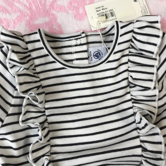 PETIT BATEAU(プチバトー)の【pupu様専用】新品 プチバトー2点&ファミリア風ヘアアクセサリー おまとめ♡ キッズ/ベビー/マタニティのキッズ服女の子用(90cm~)(ワンピース)の商品写真