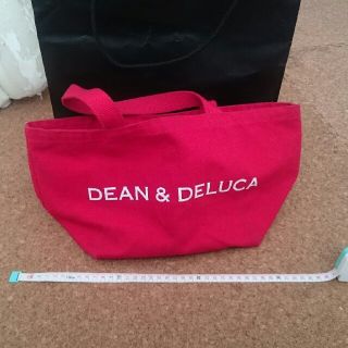 ディーンアンドデルーカ(DEAN & DELUCA)のDEAN&DELUCA トートバッグ小 赤×白文字シルバーラメ(トートバッグ)