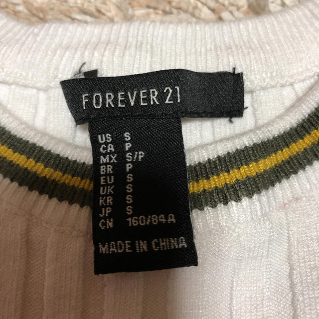 FOREVER 21(フォーエバートゥエンティーワン)の"新品未使用"半袖ニットトップス レディースのトップス(ニット/セーター)の商品写真