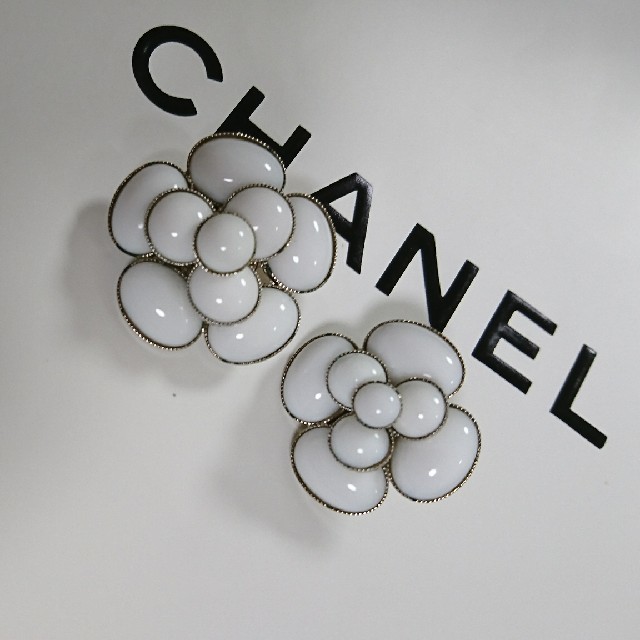 CHANEL(シャネル)の正規品！新品未使用♡CHANEL1998年 クルーズライン イヤリング カメリア レディースのアクセサリー(イヤリング)の商品写真