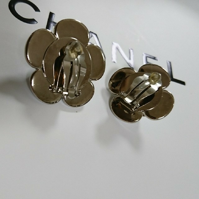 CHANEL(シャネル)の正規品！新品未使用♡CHANEL1998年 クルーズライン イヤリング カメリア レディースのアクセサリー(イヤリング)の商品写真