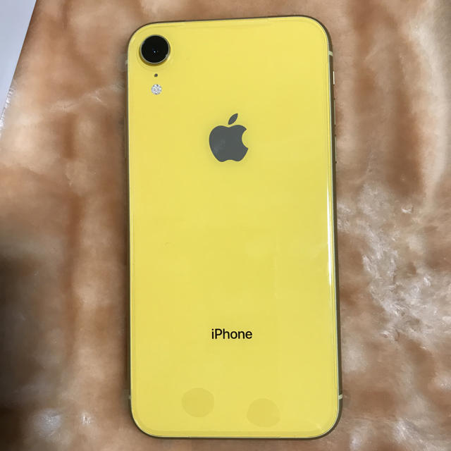 iPhone(アイフォーン)のSIMフリー  iPhone XR 64GB 黄 au 一括購入 新品 未使用 スマホ/家電/カメラのスマートフォン/携帯電話(スマートフォン本体)の商品写真