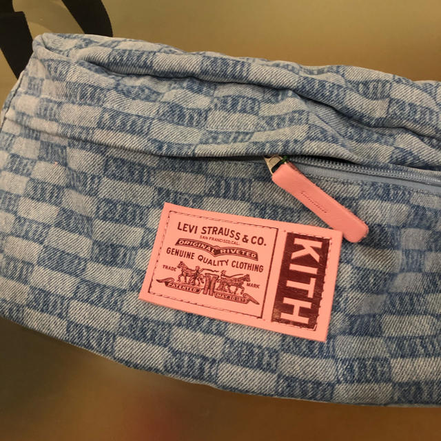 Levi's(リーバイス)のKith x Levi's Salt Crossbody Bag リーバイス メンズのバッグ(ボディーバッグ)の商品写真