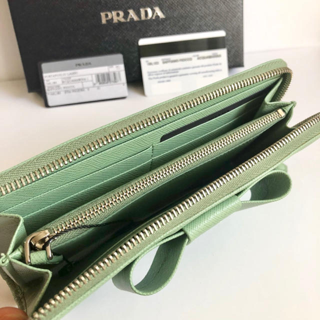 PRADA(プラダ)の最終値下げ エメラルドグリーン系 プラダ 正規品 未使用  レディースのファッション小物(財布)の商品写真