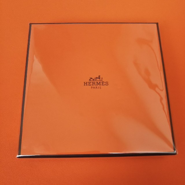 新品 HERMES エルメス
ナイルの庭 屋根の上の庭 オードトワレ 香水 箱