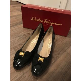 サルヴァトーレフェラガモ(Salvatore Ferragamo)の【未使用保管品】フェラガモ エナメルパンプス ヴァラリボン 36B 01-4-1(ハイヒール/パンプス)