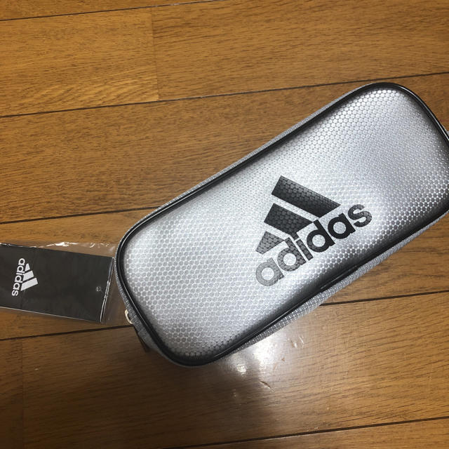 adidas(アディダス)の【新品未使用】adidas ペンケース インテリア/住まい/日用品の文房具(ペンケース/筆箱)の商品写真