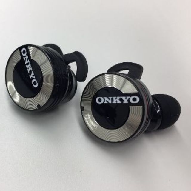 ONKYO(オンキヨー)のONKYO W800BT Bluetoothイヤホン【新品未使用】 スマホ/家電/カメラのオーディオ機器(ヘッドフォン/イヤフォン)の商品写真
