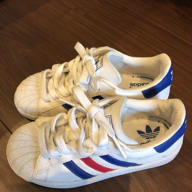 adidas(アディダス)のキッズ アディダススニーカー 18センチ キッズ/ベビー/マタニティのキッズ靴/シューズ(15cm~)(スニーカー)の商品写真