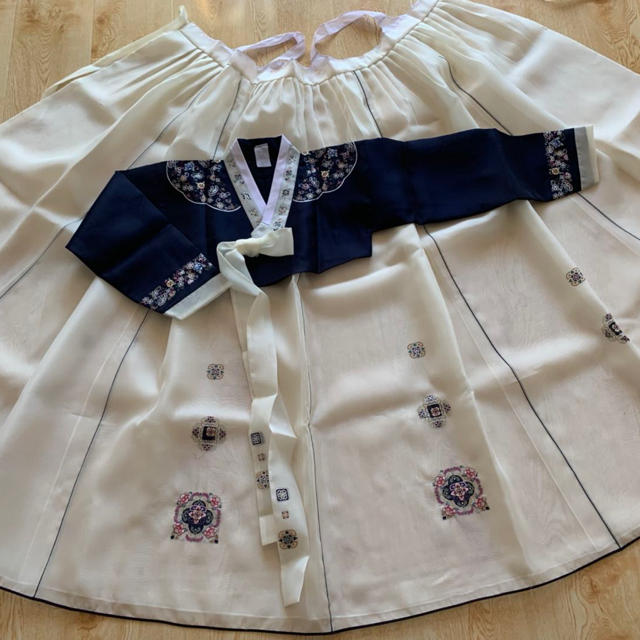 新品☆韓国最新チマチョゴリ あたえる 韓服 白×キラキラブルー 新品☆韓国最新チマチョゴリ あたえる 韓服 白×キラキラブルー