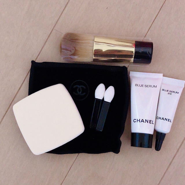 CHANEL(シャネル)の新品CHANEL ブラシとスポンジチップセット コスメ/美容のベースメイク/化粧品(その他)の商品写真