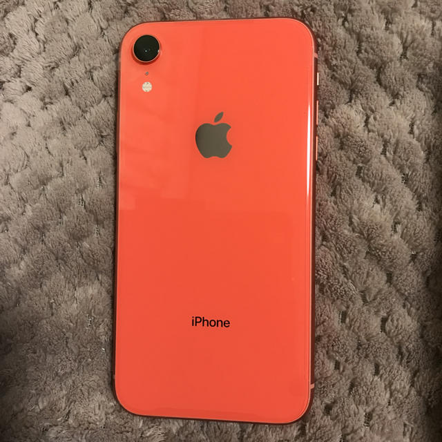 iPhone(アイフォーン)のSIMフリー iPhone XR 64GB Coral 一括購入 未使用 au スマホ/家電/カメラのスマートフォン/携帯電話(スマートフォン本体)の商品写真