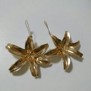 ザラ(ZARA)のmmm様専用☆ZARA☆ 大ぶりお花ピアス(ピアス)