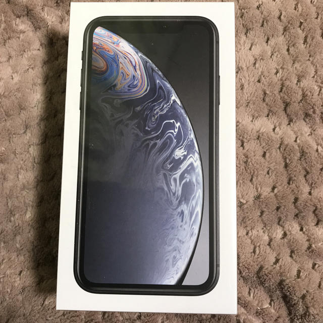 iPhone(アイフォーン)のSIMフリー iPhone XR 64GB 黒 au 一括購入 新品 未開封 スマホ/家電/カメラのスマートフォン/携帯電話(スマートフォン本体)の商品写真