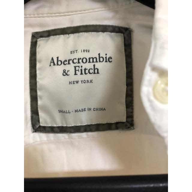 Abercrombie&Fitch(アバクロンビーアンドフィッチ)のアバクロ メンズ S ホワイト 無地 シャツ メンズのトップス(シャツ)の商品写真