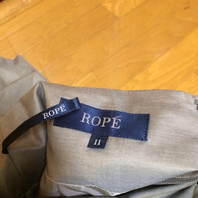 ROPE’(ロペ)のROPE グレーのスカート レディースのスカート(ひざ丈スカート)の商品写真