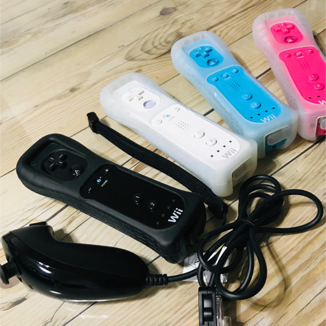 Wii(ウィー)のwii wiiu  リモコン ♪ピンク ブルー♪まさひろ様専用☆ エンタメ/ホビーのゲームソフト/ゲーム機本体(家庭用ゲーム機本体)の商品写真