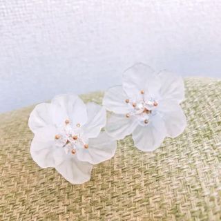 フラワーピアス ホワイト(ピアス)