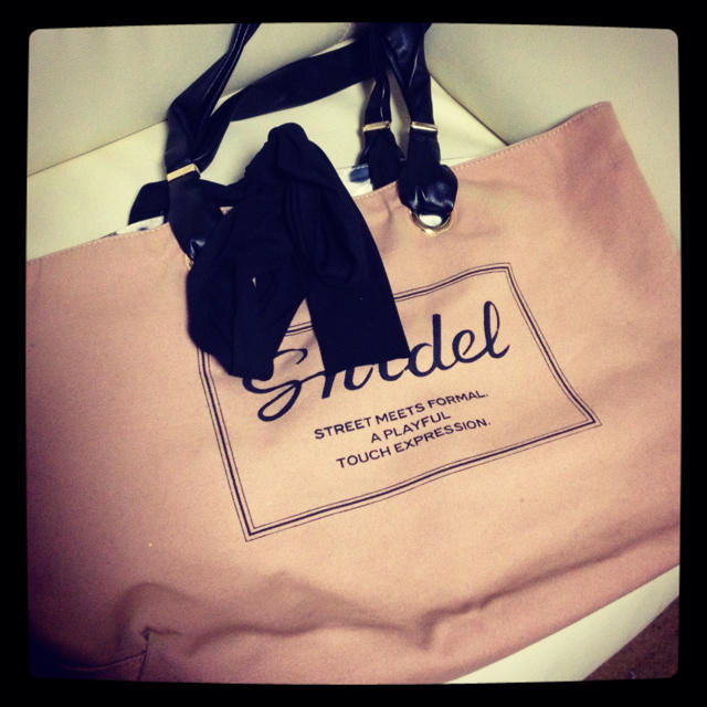 SNIDEL(スナイデル)のsnidel ♡ リバーシブルトートＭ レディースのバッグ(トートバッグ)の商品写真