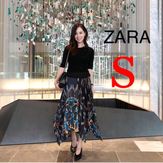ZARA(ザラ)の完売品 ザラ アシンメトリー プリーツ スカート スカーフ柄 チェーン柄 ワンピ レディースのスカート(ロングスカート)の商品写真
