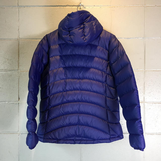 patagonia(パタゴニア)のpatagonia パタゴニア ダウンセーター フーディ 84905 レディースのジャケット/アウター(ダウンジャケット)の商品写真