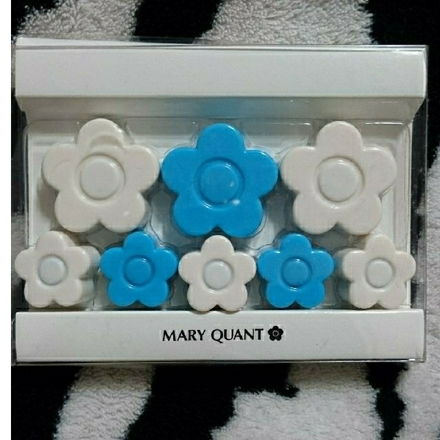 MARY QUANT(マリークワント)のマリークヮント デイジー プチ マグネット ブルー エンタメ/ホビーのコレクション(ノベルティグッズ)の商品写真