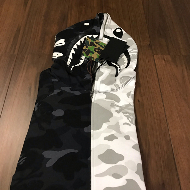 A BATHING APE(アベイシングエイプ)のBAPE neighborhood シャーク フーディ Mサイズ メンズのトップス(パーカー)の商品写真