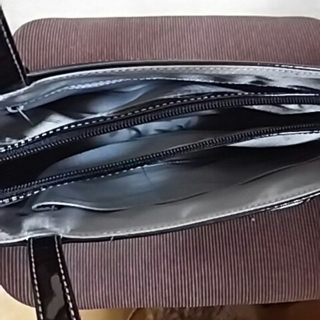濱野皮革工藝/HAMANO(ハマノヒカクコウゲイ)の濱野ハマノエナメルショルダー黒 レディースのバッグ(ショルダーバッグ)の商品写真