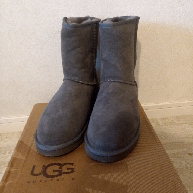 UGG(アグ)の専用【新品未使用】UGG アグ クラシックショート
グレーUS9(26cm) レディースの靴/シューズ(ブーツ)の商品写真