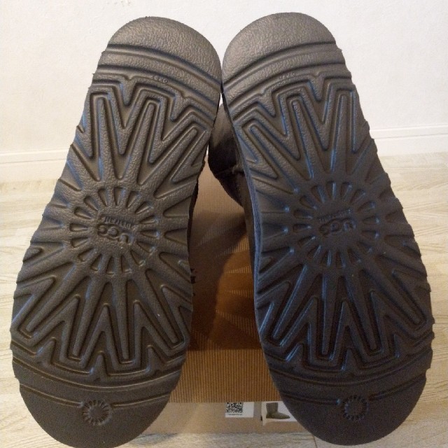 UGG(アグ)の専用【新品未使用】UGG アグ クラシックショート
グレーUS9(26cm) レディースの靴/シューズ(ブーツ)の商品写真