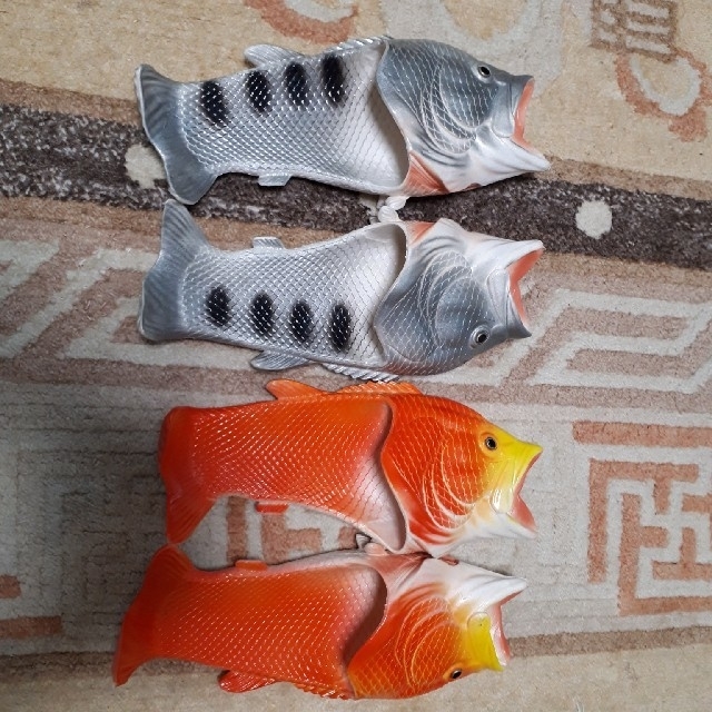 魚スリッパ　赤&銀セット インテリア/住まい/日用品のインテリア小物(スリッパ/ルームシューズ)の商品写真