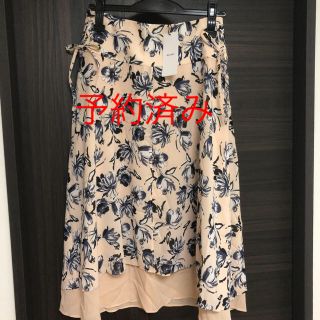 マウジー(moussy)の【新品】タグ付き moussy 花柄スカート Mサイズ(ひざ丈スカート)