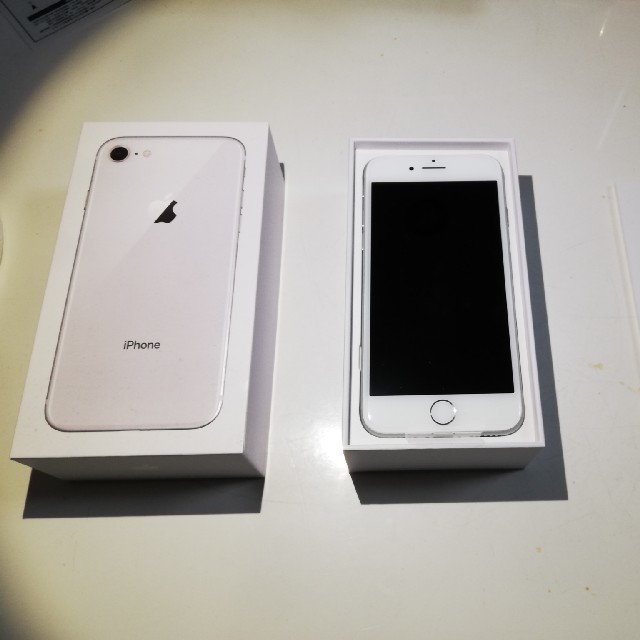 iPhone(アイフォーン)の【新品未使用】Apple「iPhone 8」64GB シルバー au スマホ/家電/カメラのスマートフォン/携帯電話(スマートフォン本体)の商品写真