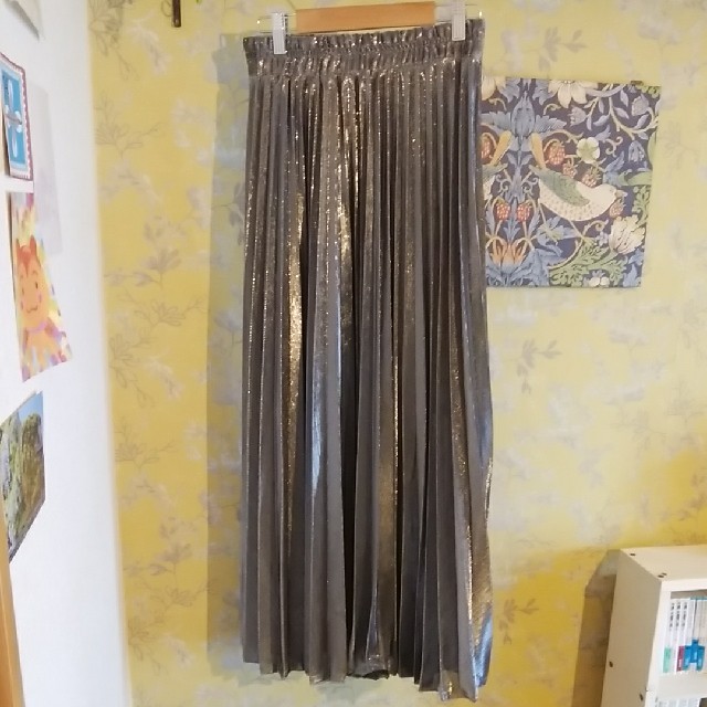 シルバー ロング丈 プリーツスカート レディースのスカート(ロングスカート)の商品写真