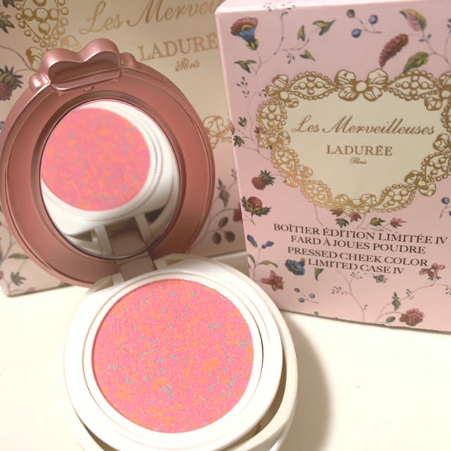 Les Merveilleuses LADUREE(レメルヴェイユーズラデュレ)の未使用 リミテッドケース プレストチーク LADUREE コスメ/美容のベースメイク/化粧品(チーク)の商品写真