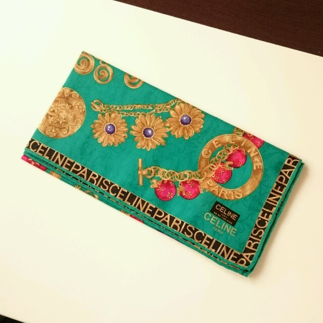 celine(セリーヌ)の☆新品☆スカーフ/ハンカチ 緑 レディースのファッション小物(バンダナ/スカーフ)の商品写真