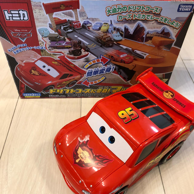 Takara Tomy - トミカ カーズ ドリフトコースに変身 Takara Tomy - トミカ カーズ ドリフトコースに変身