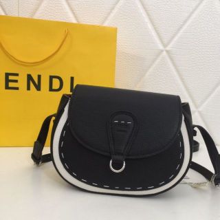 FENDI - 【FENDI】ショルダーバッグの通販｜ラクマ