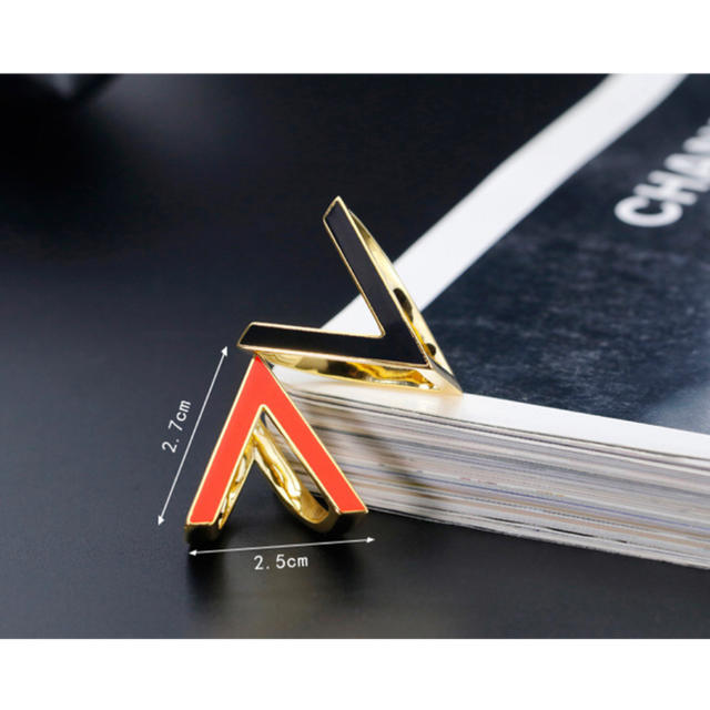 エナメルスカーフリング 三角型 レッド色 レディースのファッション小物(バンダナ/スカーフ)の商品写真
